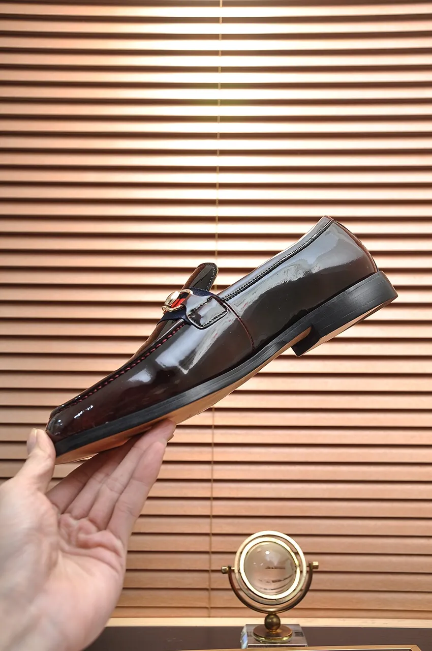 Men's shoes💰540💶Italy's top luxury men's shoe giant (GUCCI) (Gucci) (full cowhide lining) new arrival🍃Original European style🔰 Pleasant to the eye😍In order to make the shoes more durable and non-deformable🌀The production continues to follow traditional methods but there is still no lack of innovation💪The original open-edge beaded cowhide is chosen for the leather♻️ Smooth and natural And extra bright ⭐Made of imported cowhide, the first choice of rich people 38-45 (45 customized)